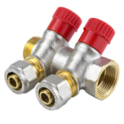 Коллектор латунный Aquasfera 7018 DN 16/20 PN 16 резьба - 3/4"х16х2, покрытие - никель, с регулирующими клапанами, резьбовой ВР-НР/компрессионный, ручка-маховик красная, 7018-01